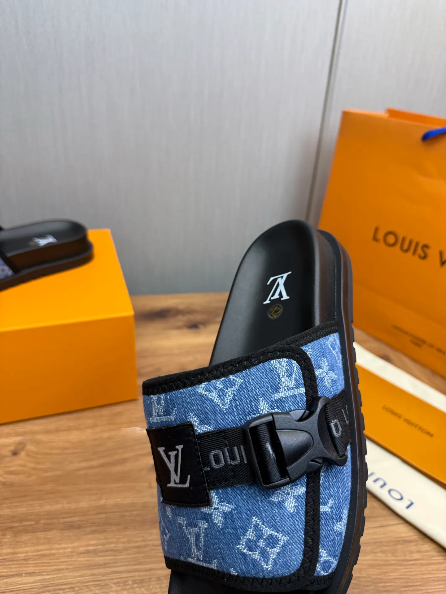 Men's shoes 💰320💰 Lv. hot selling men's slippers 🔥 🩴Official website one to one production 38-45 sizes 45 46 🉑️Customized!
